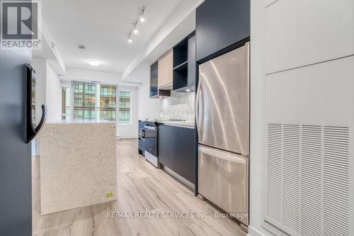 421 - 395 Dundas Street W, Oakville, ON - Indoor Photo Showing Kitchen With Stainless Steel Kitchen