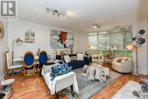 121 - 3888 Duke Of York Boulevard, Mississauga, ON - Indoor Photo Showing Living Room