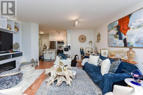 121 - 3888 Duke Of York Boulevard, Mississauga, ON - Indoor Photo Showing Living Room