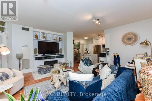 121 - 3888 Duke Of York Boulevard, Mississauga, ON - Indoor Photo Showing Living Room