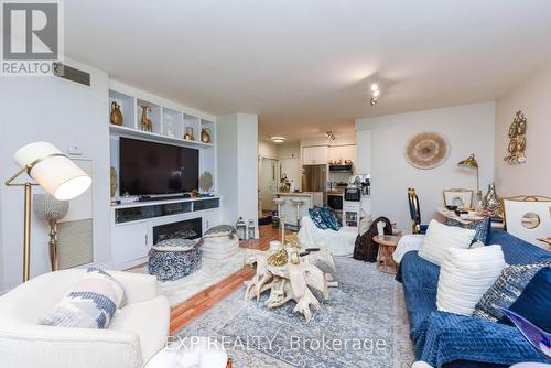 121 - 3888 Duke Of York Boulevard, Mississauga, ON - Indoor Photo Showing Living Room