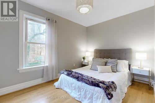 18 Spring Street, Hamilton, ON - Indoor Photo Showing Bedroom