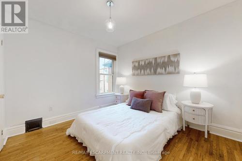 18 Spring Street, Hamilton, ON - Indoor Photo Showing Bedroom