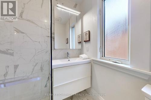 18 Spring Street, Hamilton, ON - Indoor Photo Showing Bathroom