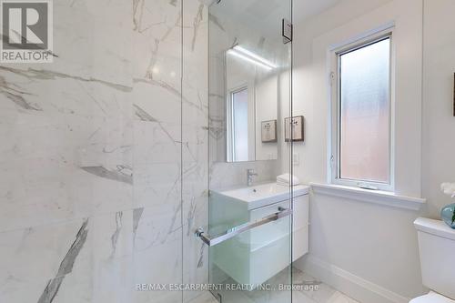 18 Spring Street, Hamilton, ON - Indoor Photo Showing Bathroom