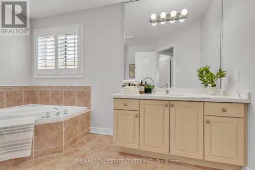 162 Stonehenge Drive, Hamilton, ON - Indoor Photo Showing Bathroom