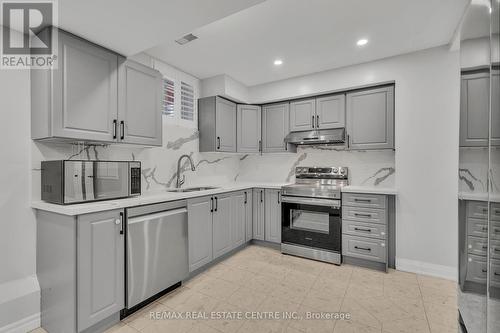 162 Stonehenge Drive, Hamilton, ON - Indoor Photo Showing Kitchen