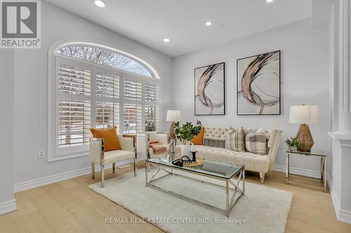 162 Stonehenge Drive, Hamilton, ON - Indoor Photo Showing Living Room