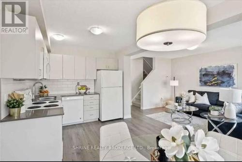 1315 Michael Circle, London, ON - Indoor Photo Showing Kitchen With Double Sink