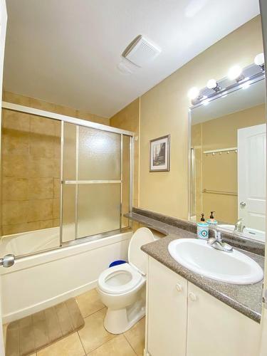 Bsmt-157Xx 84 Avenue, Surrey, BC - Indoor Photo Showing Bathroom