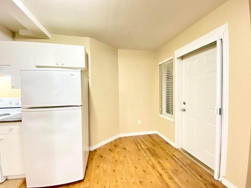 Bsmt-157Xx 84 Avenue, Surrey, BC - Indoor Photo Showing Kitchen