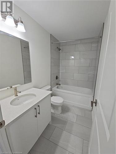 Full bathroom featuring tile patterned flooring, vanity, toilet, and tiled shower / bath - 235 Chapel Hill Dr Drive Unit# 16, Kitchener, ON - Indoor Photo Showing Bathroom