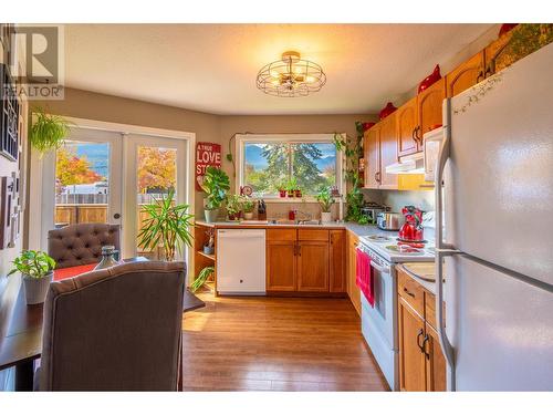 1120 8Th  S Street, Golden, BC - Indoor Photo Showing Kitchen