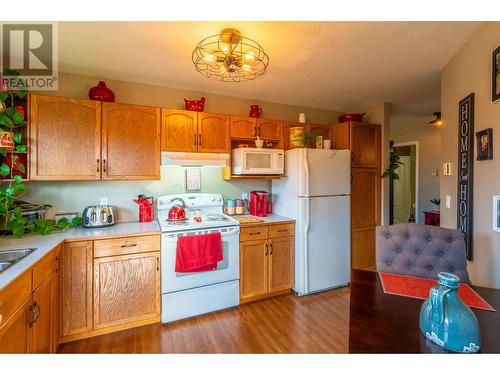 1120 8Th  S Street, Golden, BC - Indoor Photo Showing Kitchen