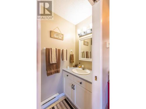 1120 8Th  S Street, Golden, BC - Indoor Photo Showing Bathroom