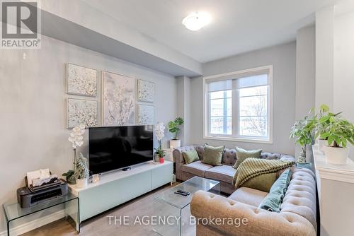 114 Cleanside Road, Toronto, ON - Indoor Photo Showing Living Room