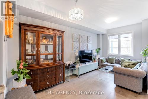 114 Cleanside Road, Toronto, ON - Indoor Photo Showing Living Room