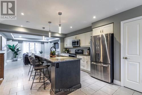 25 Jeffrey Drive, Guelph (Grange Hill East), ON - Indoor Photo Showing Kitchen With Upgraded Kitchen