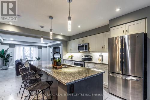 25 Jeffrey Drive, Guelph (Grange Hill East), ON - Indoor Photo Showing Kitchen With Upgraded Kitchen