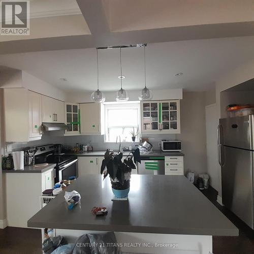 670 Pharmacy Main Avenue, Toronto, ON - Indoor Photo Showing Kitchen