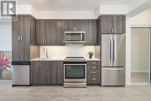 3201 - 7895 Jane Street, Vaughan, ON - Indoor Photo Showing Kitchen With Upgraded Kitchen