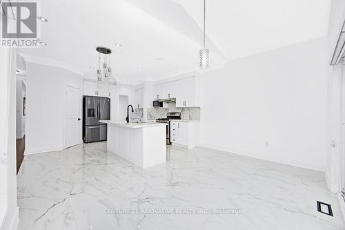 138 Alfred Paterson Drive, Markham, ON - Indoor Photo Showing Kitchen