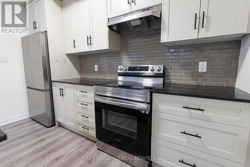 83 - 10 Birmingham Drive, Cambridge, ON - Indoor Photo Showing Kitchen With Upgraded Kitchen