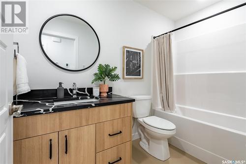 415 I Avenue S, Saskatoon, SK - Indoor Photo Showing Bathroom