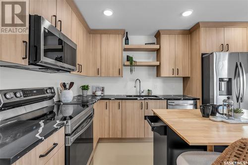 415 I Avenue S, Saskatoon, SK - Indoor Photo Showing Kitchen With Upgraded Kitchen