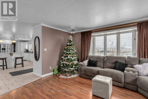 656 County 8 Road, Greater Napanee, ON - Indoor Photo Showing Living Room