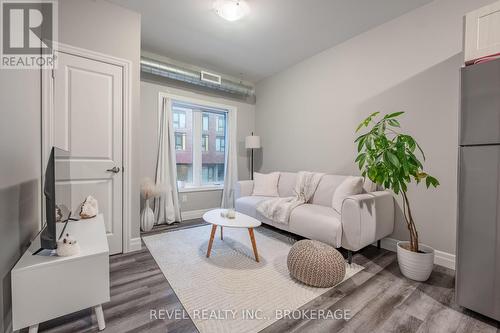 220 - 501 Frontenac Street, Kingston (East Of Sir John A. Blvd), ON - Indoor Photo Showing Living Room