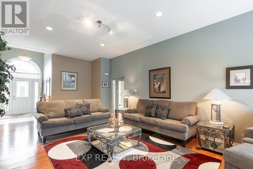 129 Simcoe Avenue, Middlesex Centre (Komoka), ON - Indoor Photo Showing Living Room