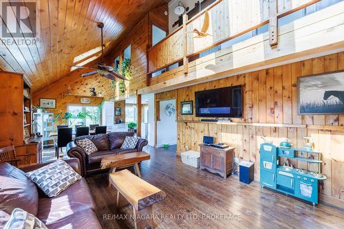 490 Mathews Road N, Fort Erie (336 - Point Abino), ON - Indoor Photo Showing Living Room