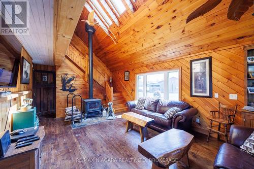 490 Mathews Road N, Fort Erie (336 - Point Abino), ON - Indoor Photo Showing Living Room