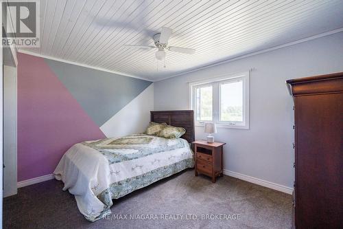 490 Mathews Road N, Fort Erie (336 - Point Abino), ON - Indoor Photo Showing Bedroom