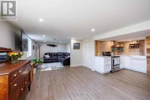 490 Mathews Road N, Fort Erie (336 - Point Abino), ON - Indoor Photo Showing Kitchen