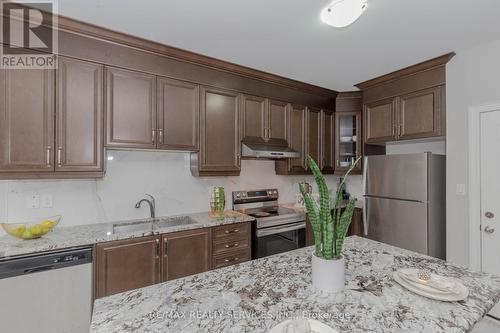 12 Enclave Trail, Brampton, ON - Indoor Photo Showing Kitchen With Upgraded Kitchen