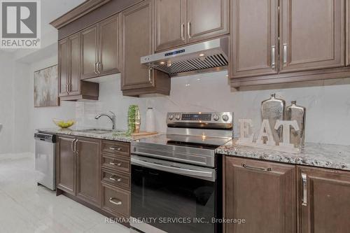 12 Enclave Trail, Brampton, ON - Indoor Photo Showing Kitchen With Upgraded Kitchen