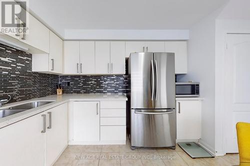 1506 Harwood Drive, Milton, ON - Indoor Photo Showing Kitchen With Double Sink