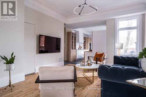 20 Peter Street, Hamilton, ON - Indoor Photo Showing Living Room