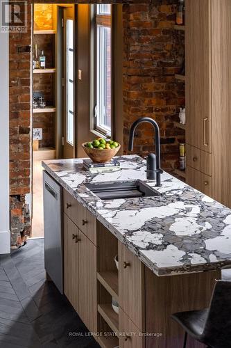 20 Peter Street, Hamilton, ON - Indoor Photo Showing Kitchen