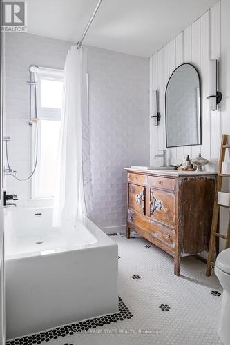 20 Peter Street, Hamilton, ON - Indoor Photo Showing Bathroom