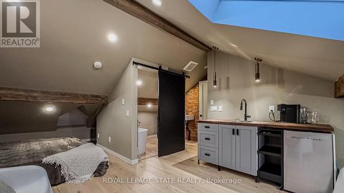 20 Peter Street, Hamilton, ON - Indoor Photo Showing Kitchen