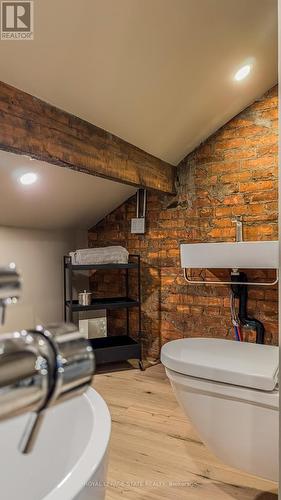 20 Peter Street, Hamilton, ON - Indoor Photo Showing Bathroom