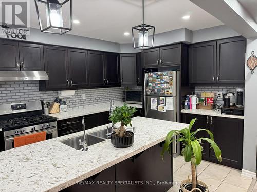 42 Arbourview Cres, Kitchener, ON - Indoor Photo Showing Kitchen With Double Sink With Upgraded Kitchen