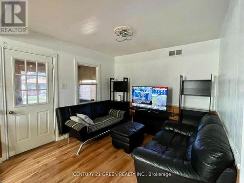 493 Drew Street, Oshawa, ON - Indoor Photo Showing Living Room