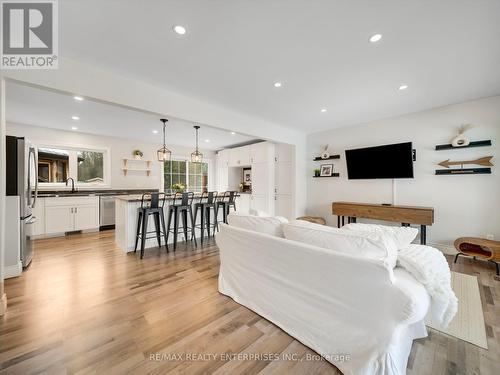 35 Wasslow Avenue, Georgina, ON - Indoor Photo Showing Living Room