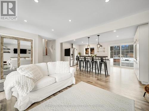 35 Wasslow Avenue, Georgina, ON - Indoor Photo Showing Living Room