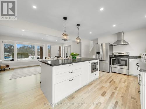 35 Wasslow Avenue, Georgina, ON - Indoor Photo Showing Kitchen With Upgraded Kitchen