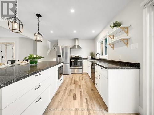 35 Wasslow Avenue, Georgina, ON - Indoor Photo Showing Kitchen With Upgraded Kitchen